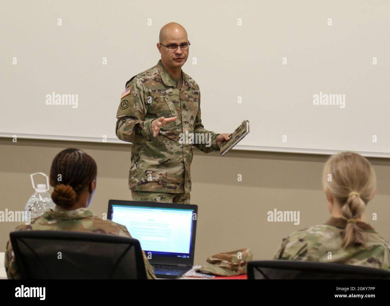 Angel OrtizGuzman, in piedi, il sergente maggiore delle risorse umane per l'Ufficio del Capo della Riserva Armata, parla ai partecipanti di un treno integrato personale e Pay-Army il corso trainer a Fort Snelling, Minn., 26 luglio 2021. Il corso consente ai professionisti delle risorse umane di acquisire una conoscenza approfondita del nuovo sistema che quest'anno arriverà alla Riserva dell'Esercito. Foto Stock