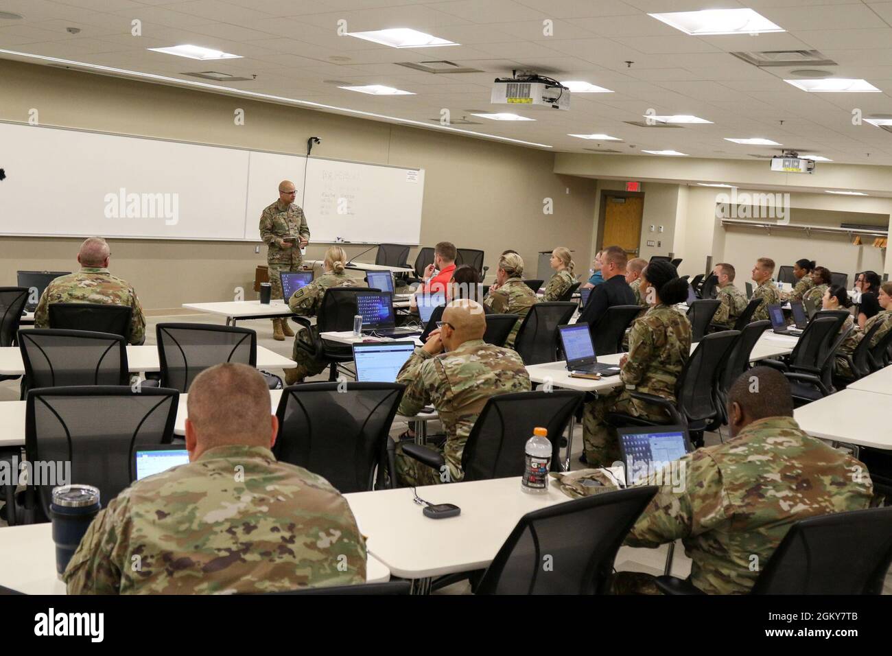 Angel OrtizGuzman, in piedi, il sergente maggiore delle risorse umane per l'Ufficio del Capo della Riserva Armata, parla ai partecipanti di un treno integrato personale e Pay-Army il corso trainer a Fort Snelling, Minn., 26 luglio 2021. Il corso consente ai professionisti delle risorse umane di acquisire una conoscenza approfondita del nuovo sistema che quest'anno arriverà alla Riserva dell'Esercito. Foto Stock