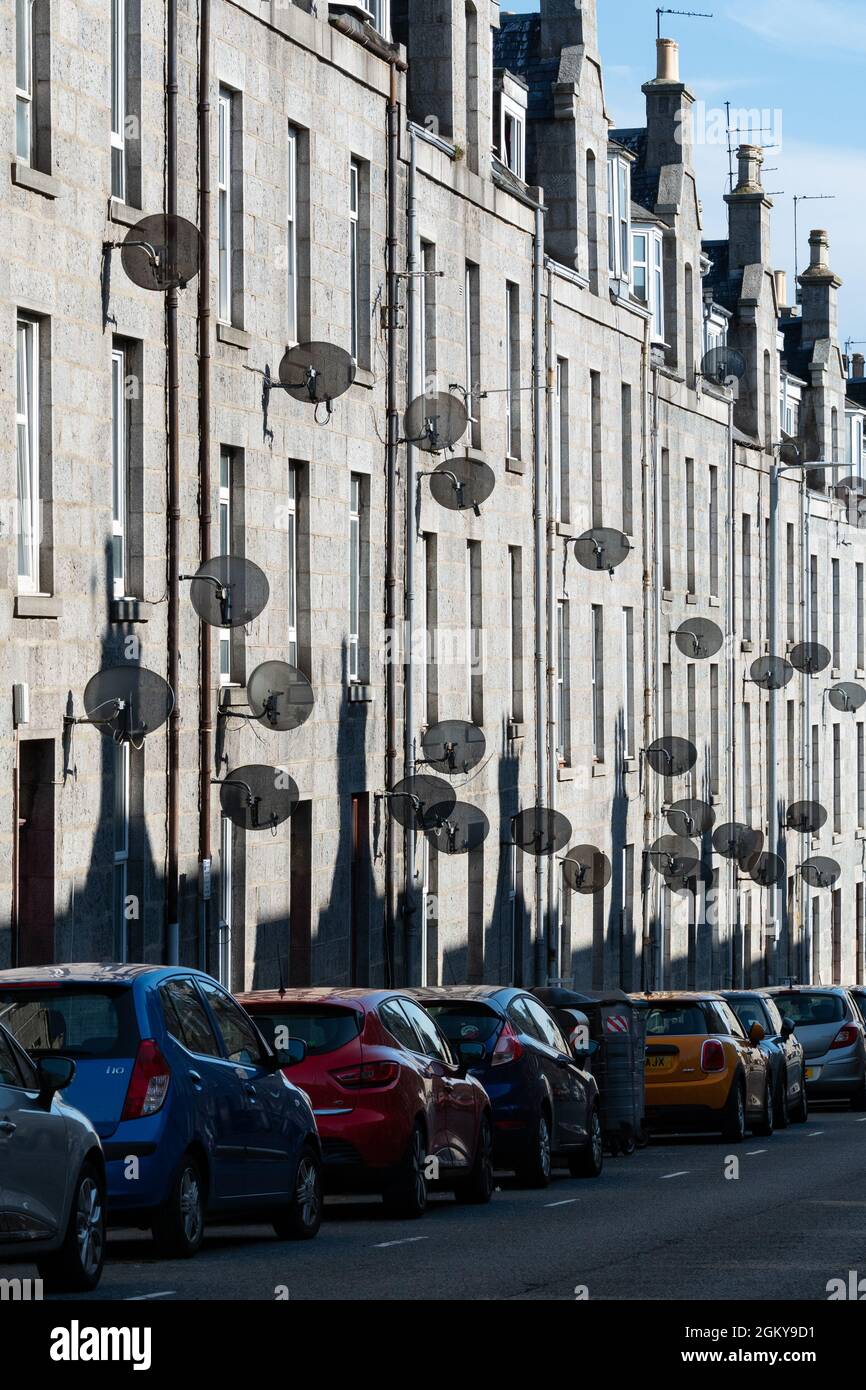 Piatti satellitari di fronte agli edifici di locazione in Esslemont Avenue, Aberdeen, Scozia, Regno Unito Foto Stock