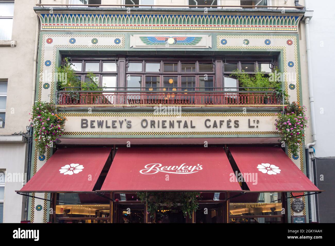 Facciata anteriore del Bewley's Oriental Cafe (1840), Grafton Street, Dublino, Repubblica d'Irlanda Foto Stock