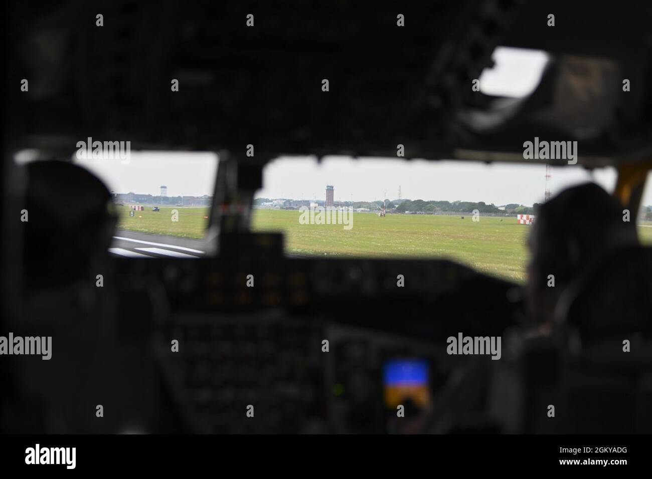 William Carroll, 351st pilota Squadron di rifornimento dell'aria, a sinistra, e 1st Lt. Austin Haney, 351st pilota ARS, aspetta sulla pista prima del decollo in un KC-135 Stratotanker Aircraft alla Royal Air Force Mildenhall, Inghilterra, 27 luglio 2021. La centesima ala per il rifornimento d'aria fornisce un supporto per il rifornimento d'aria in tutte le aree di responsabilità europee e africane. Foto Stock