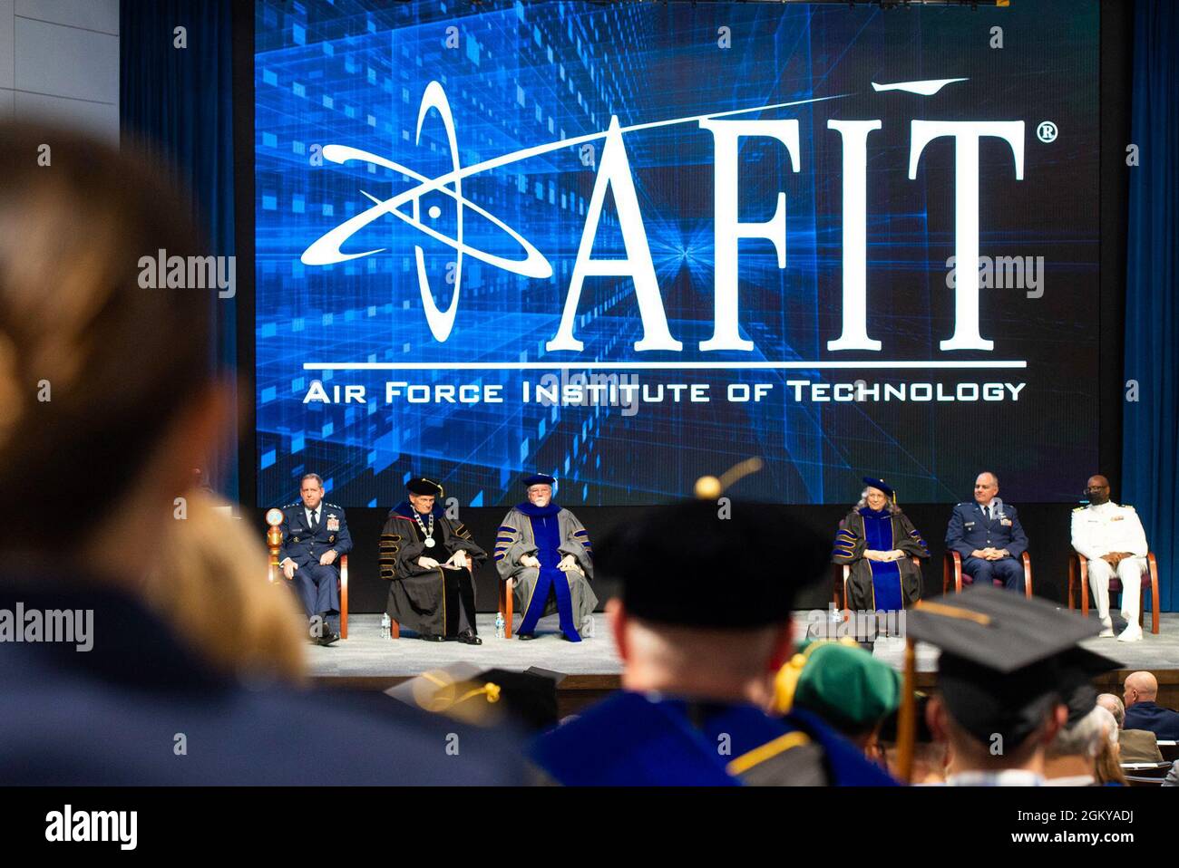 I membri dell'Air Force Institute of Technology partecipano alla cerimonia di accettazione della leadership mentre Walter Jones prende il timone come direttore e cancelliere, 27 luglio 2021, alla base dell'aeronautica militare di Wright-Patterson, Ohio. Jones è la trentaseiesima persona a detenere la sua posizione e solo la seconda civile. Foto Stock