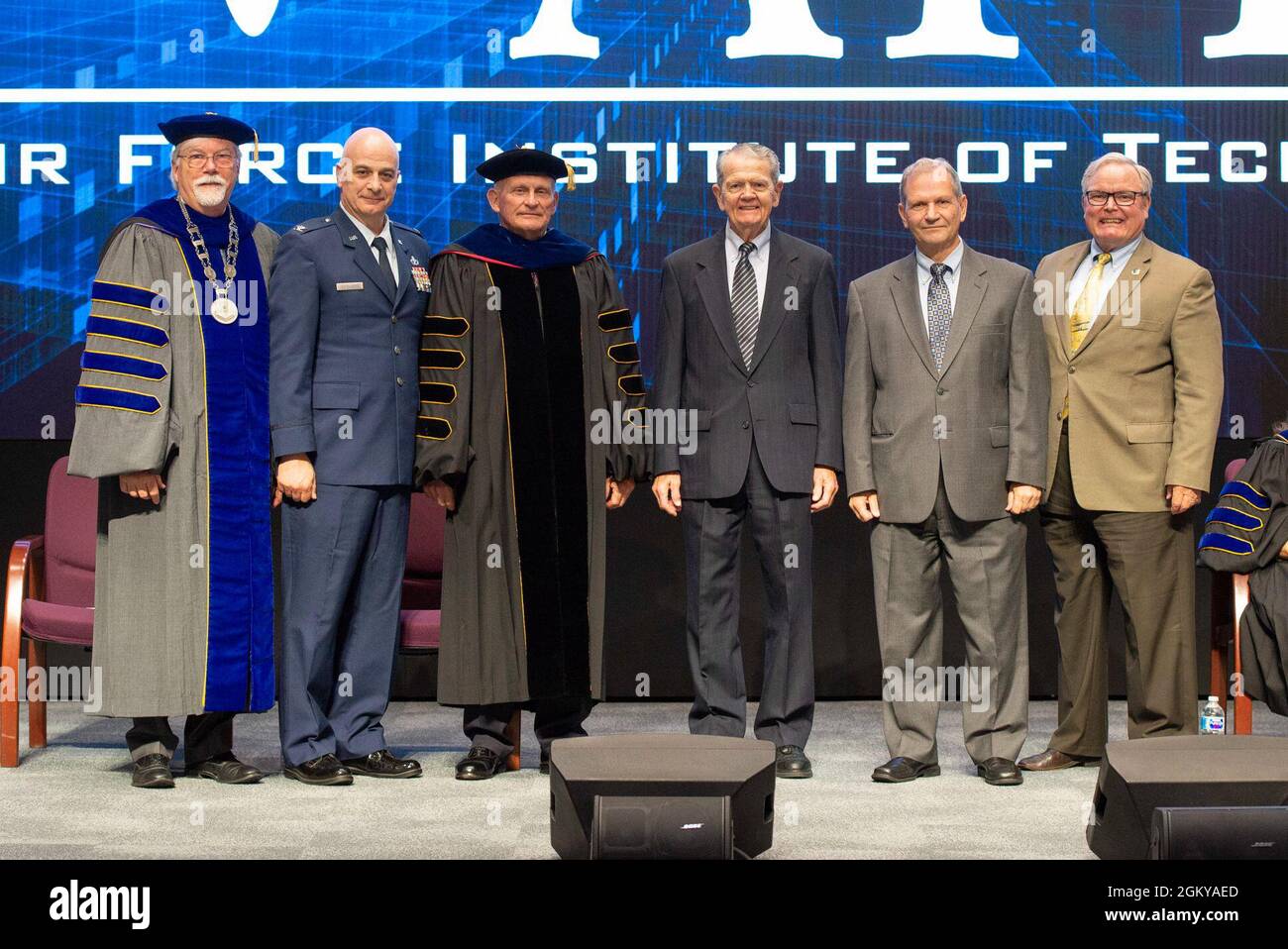 Walter Jones, Incoming Air Force Institute of Technology Director e cancelliere, si pone per una foto con i precedenti direttori e cancellieri dell'AFIT durante una cerimonia di accettazione della leadership, 27 luglio 2021, presso la base dell'aeronautica militare di Wright-Patterson, Ohio. Jones è la trentaseiesima persona a detenere la sua posizione e solo la seconda civile. Foto Stock