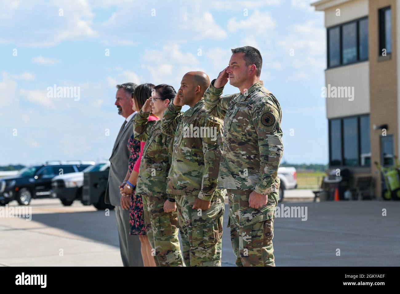 La leadership della Buckley Space Force base, Colom., attende l'arrivo del corpo Marino degli Stati Uniti, il generale Kenneth F. McKenzie Jr., il comandante del comando Centrale degli Stati Uniti, 27 luglio 2021, sulla linea del flightline a Buckley SFB. USCENTCOM dirige e abilita le operazioni e le attività militari con alleati e partner per aumentare la sicurezza e la stabilità regionale a sostegno di interessi statunitensi duraturi. Foto Stock