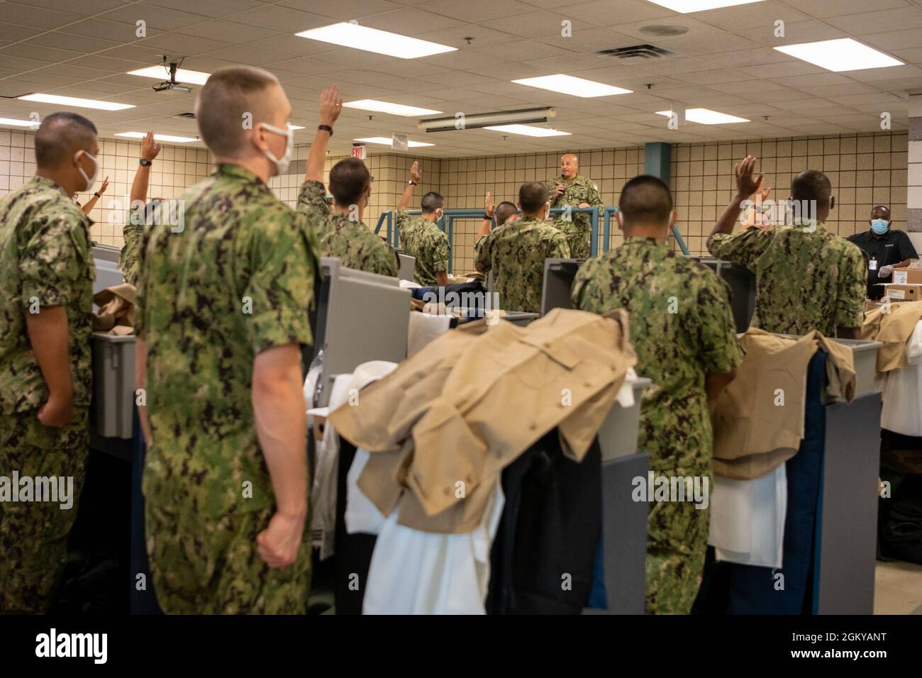 Master Chief Petty Officer of the Navy (MCPON) Russell Smith parla con le reclute mentre si visita l'edificio uniforme problema durante una visita al Recruit Training Command (RTC). Ogni recluta passa attraverso un numero uniforme iniziale all'arrivo a RTC, un 1 ° numero per le uniformi di lavoro, e di nuovo per il 2 ° numero dove sono adattati per il loro servizio e abbigliamento uniformi. Alla fine delle reclute del campo di stivali avrà più di 80 articoli uniformi nelle loro borse da portare con loro alla flotta. Più di 40,000 reclute si allenano ogni anno presso l'unico campo di stivali della Marina. Foto Stock