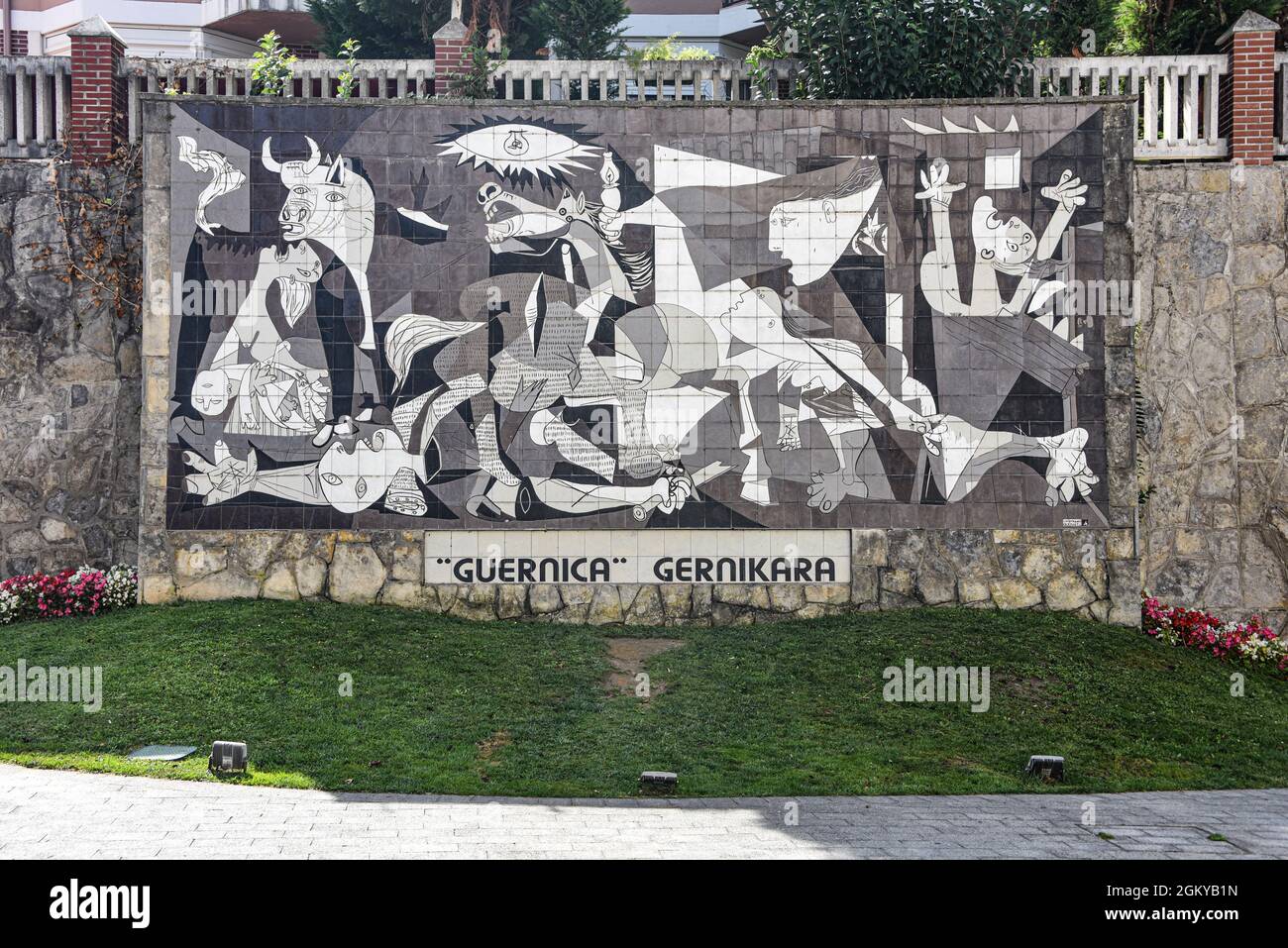 Guernica, Spagna - 11 settembre 2021: Murale in ceramica della pittura di Guernica di Picasso Foto Stock