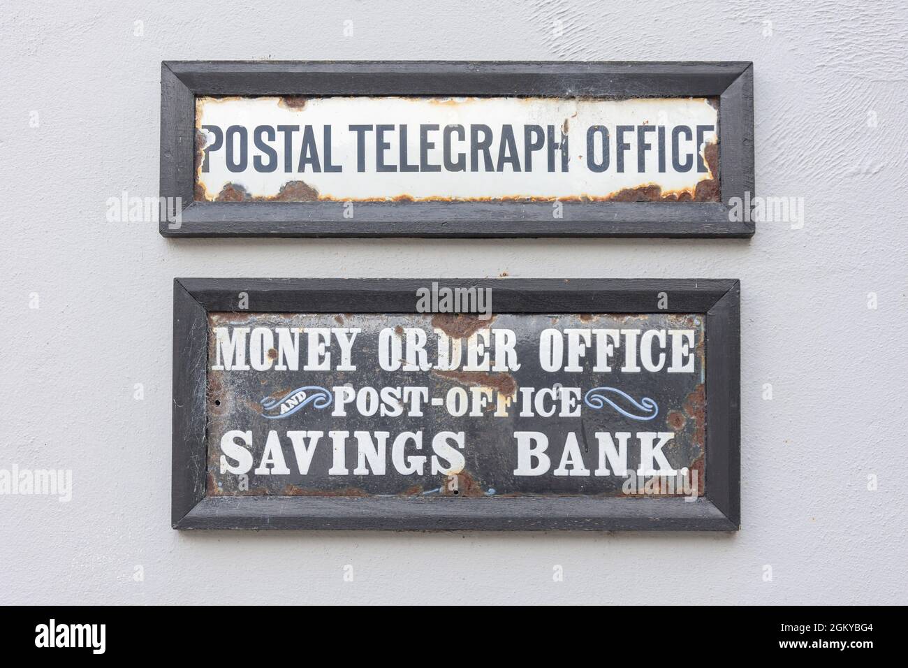 Vintage Post Office Signs, Village Street a Bunratty Folk Park, Bunratty, County Clare, Repubblica d'Irlanda Foto Stock