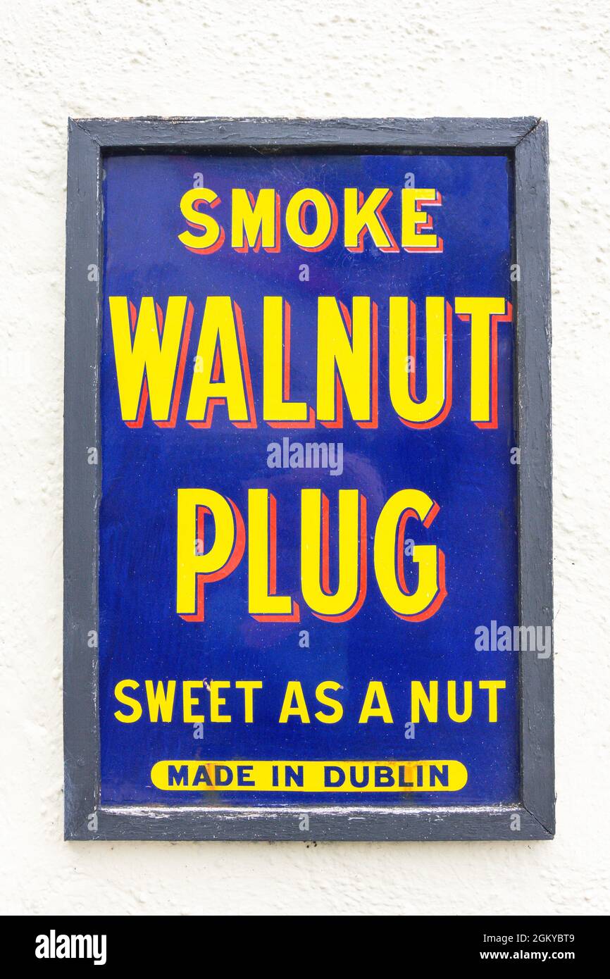 Cartello pubblicitario Vintage Walnut Plug, Village Street al Bunratty Folk Park, Bunratty, County Clare, Repubblica d'Irlanda Foto Stock