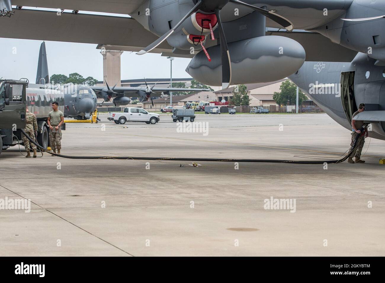 US Airmen dal 137th Special Operations Logistics Readiness Squadron da Will Rogers Air National Guard base, Oklahoma, rifornire un AC-130J Ghostrider a Hurlburt Field, Florida, 27 luglio 2021. L'esecuzione di rifornimenti a punto singolo e ad ala con i telai della prima ala Special Operations ha consentito agli Airmen di acquisire familiarità con l'utilizzo delle competenze LRS sulle apparecchiature che il loro campo di carriera richiede di utilizzare. Foto Stock