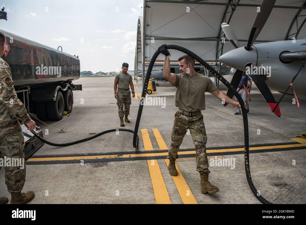 Evan Brinegar, un 137th Special Operations Logistics Readiness Squadron (SOLRS) alimenta un operatore di distribuzione presso Will Rogers Air National Guard base, Oklahoma, raddrizza un tubo carburante mentre si rifornisce un U-28 Draco a Hurlburt Field, Florida, 27 luglio 2021. La 137a SOLRS Airmen ha condotto una formazione annuale con le loro controparti attive alla 1a SOLRS. Foto Stock