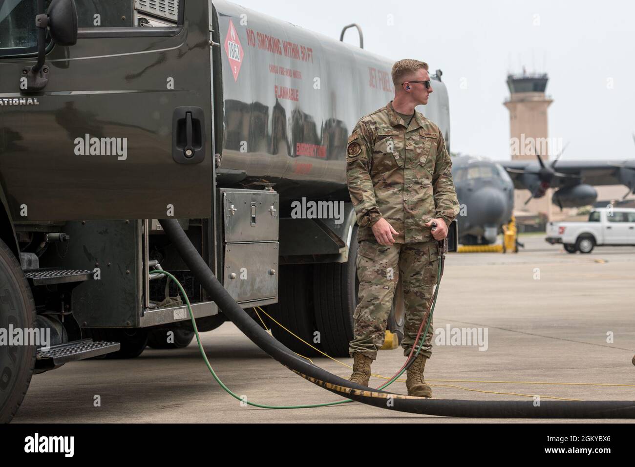 L'Air Force Senior Airman Jesse James degli Stati Uniti, un 137th Special Operations Logistics Readiness Squadron Fuels Distribution Operator di stanza alla Will Rogers Air National Guard base, Oklahoma, si trova accanto a un pannello di controllo del camion del carburante mentre monitora il rifornimento di un AC-130J Ghostrider a Hurlburt Field, Florida, 27 luglio 2021. La conduzione del rifornimento in un solo punto e del rifornimento in un'ala con i telai della prima ala Special Operations ha consentito agli Airmen di addestrarsi sugli aerei Air Force Special Operations Command che potrebbero incontrare in ambienti operativi. Foto Stock