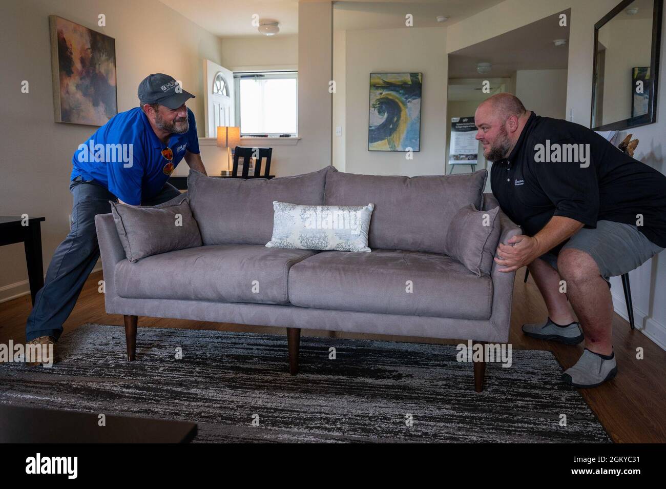 John Parnell, Hunt Housing Maintenance Technician, Left, e Jason Clark, Hunt Housing Maintenance Manager, spostano i mobili come parte del programma Hunt Heart sulla base dell'aeronautica militare di dover, Delaware, 27 luglio 2021. Il programma Hunt Heart è stato progettato per fornire un supporto supplementare alle famiglie di membri del servizio schierati, o alle famiglie in crisi, aiutando con vari compiti. Foto Stock