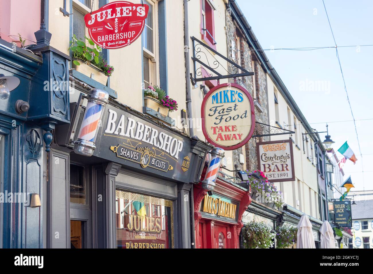Negozi facciate e cartelli, Plunkett Street, Killarney (Cill Airne), County Kerry, Repubblica d'Irlanda Foto Stock