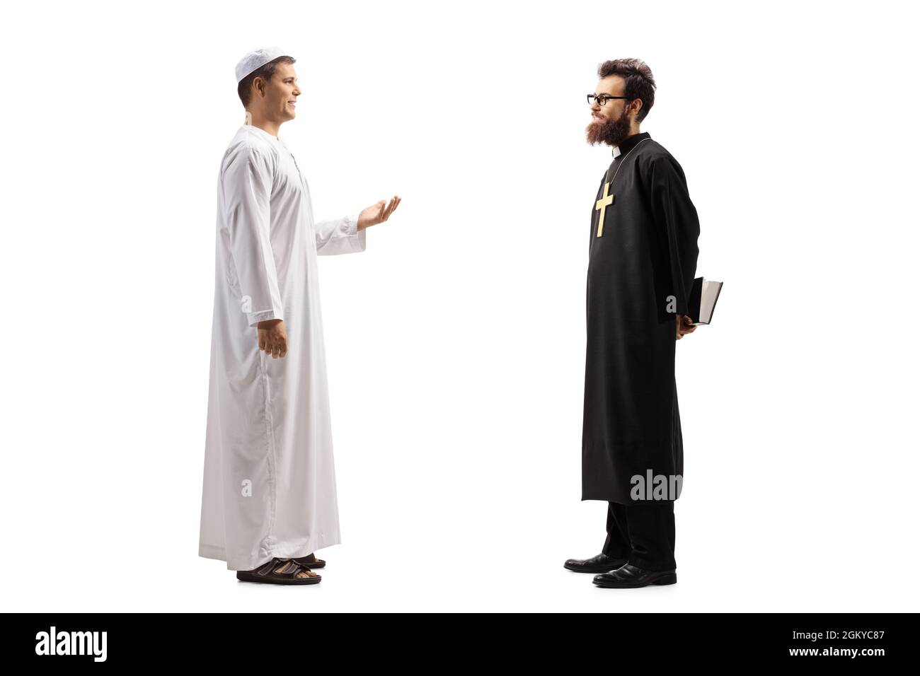 Sparato a tutto profilo di un uomo in abiti etnici parlando con un sacerdote isolato su sfondo bianco Foto Stock