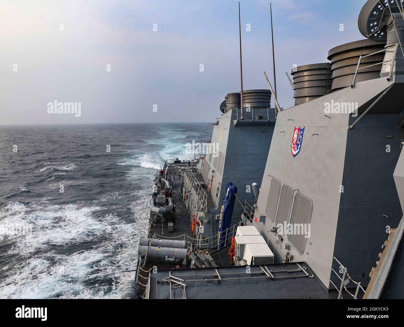 210728-N-FO714-1038 STRETTO DI TAIWAN (28 luglio 2021) il cacciatorpediniere missilistico guidato di classe Arleigh Burke USS Benfold (DDG 65) transita nello stretto di Taiwan mentre effettua operazioni di routine in corso. Benfold è schierata in avanti nella 7th Fleet area degli Stati Uniti di operazioni a sostegno di un libero e aperto Indo-Pacific. Foto Stock