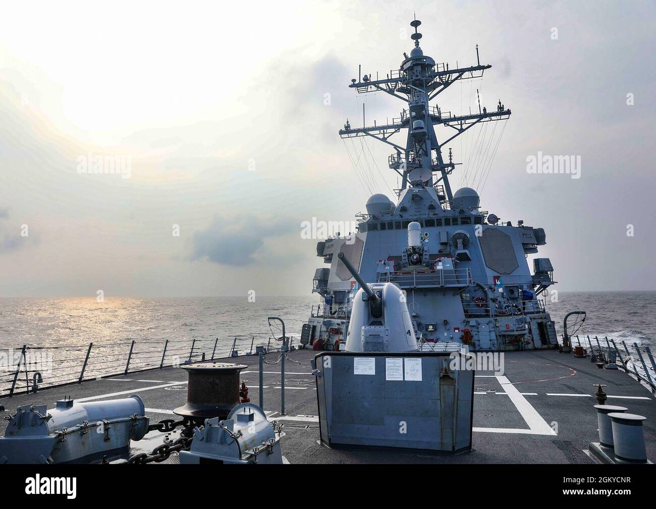 210728-N-FO714-1033 STRETTO DI TAIWAN (28 luglio 2021) il cacciatorpediniere missilistico guidato di classe Arleigh Burke USS Benfold (DDG 65) transita nello stretto di Taiwan mentre effettua operazioni di routine in corso. Benfold è schierata in avanti nella 7th Fleet area degli Stati Uniti di operazioni a sostegno di un libero e aperto Indo-Pacific. Foto Stock