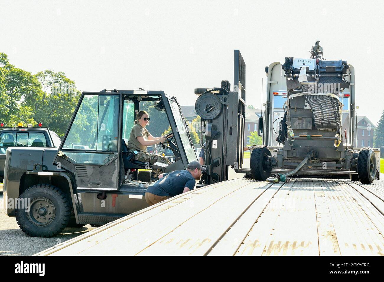 TSgt Elizabeth Wood dal 127th Logistic Rediness Squadron/Air Terminal funzione caricare le attrezzature sui camion a pianale a Selfridge ANG base per essere trasportato al Alpena Combat Rediness Center in preparazione per l'esercizio Spartan. I membri di Wing stanno partecipando all'esercizio di Spartan per migliorare la prontezza e al contempo proiettare vigilanza, portata e potere globale per la nazione. Foto Stock