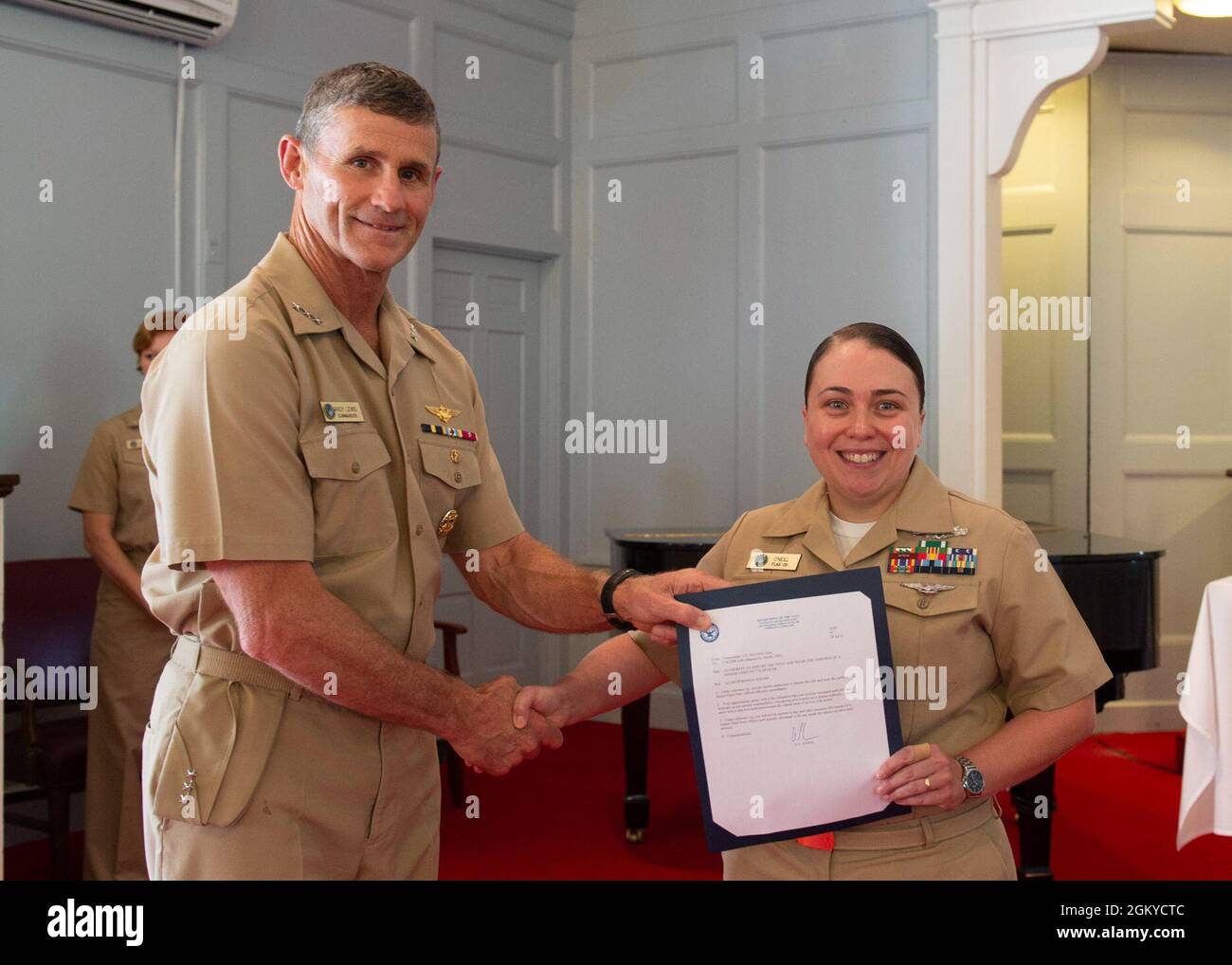 NORFOLK, Va. (21 giugno 2021) il Senior Chief Culinary Specialist Shannon o'Neill riceve una lettera che le autorizza a portare il suo attuale rango, da Vice ADM. Andrew Lewis, Comandante U.S. 2a flotta, al Comandante, U.S. Second Fleet, durante un Premio al Quarters, alla Naval Support Activity Hampton Roads Chapel luglio 28. Foto Stock