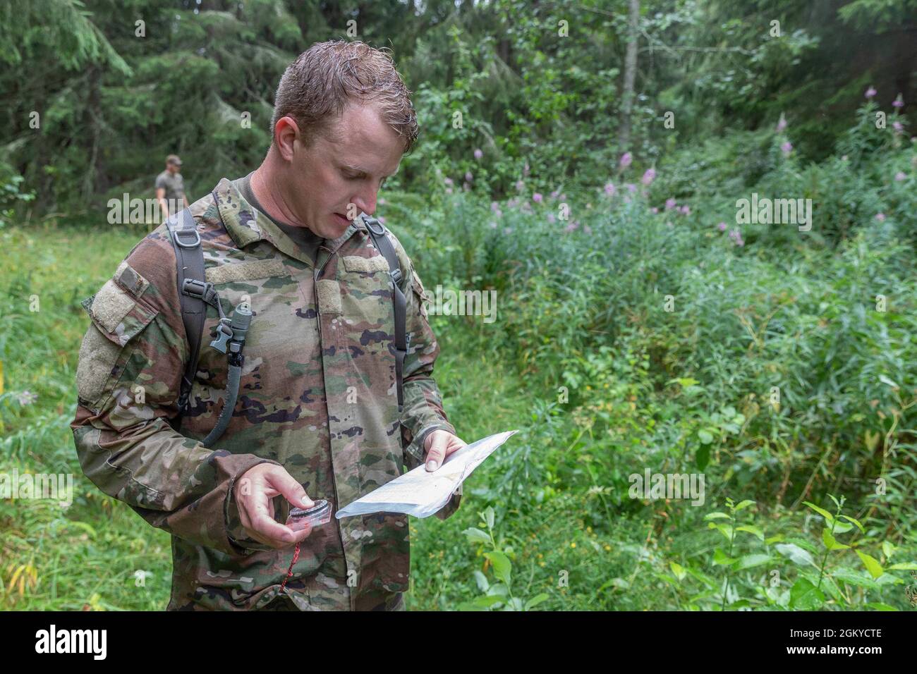 SGT. 1° Classe Shane Price, 108th Training Command, controlla la sua mappa in un evento di orientamento del team in Finlandia il 28 luglio, come parte dell'evento di formazione del team per la competizione militare della Confederazione Interallied dei funzionari di riserva. Dieci membri del servizio della US Army and Air Force Reserve Components gareggeranno nel CIOR MILCOMP, una competizione annuale tra NATO e Partnership for Peace Nations, dal 30 luglio al 1 agosto. Questo concorso prova i membri del servizio di riserva da nazioni alleate su diverse discipline di base in squadre di tre. Foto Stock