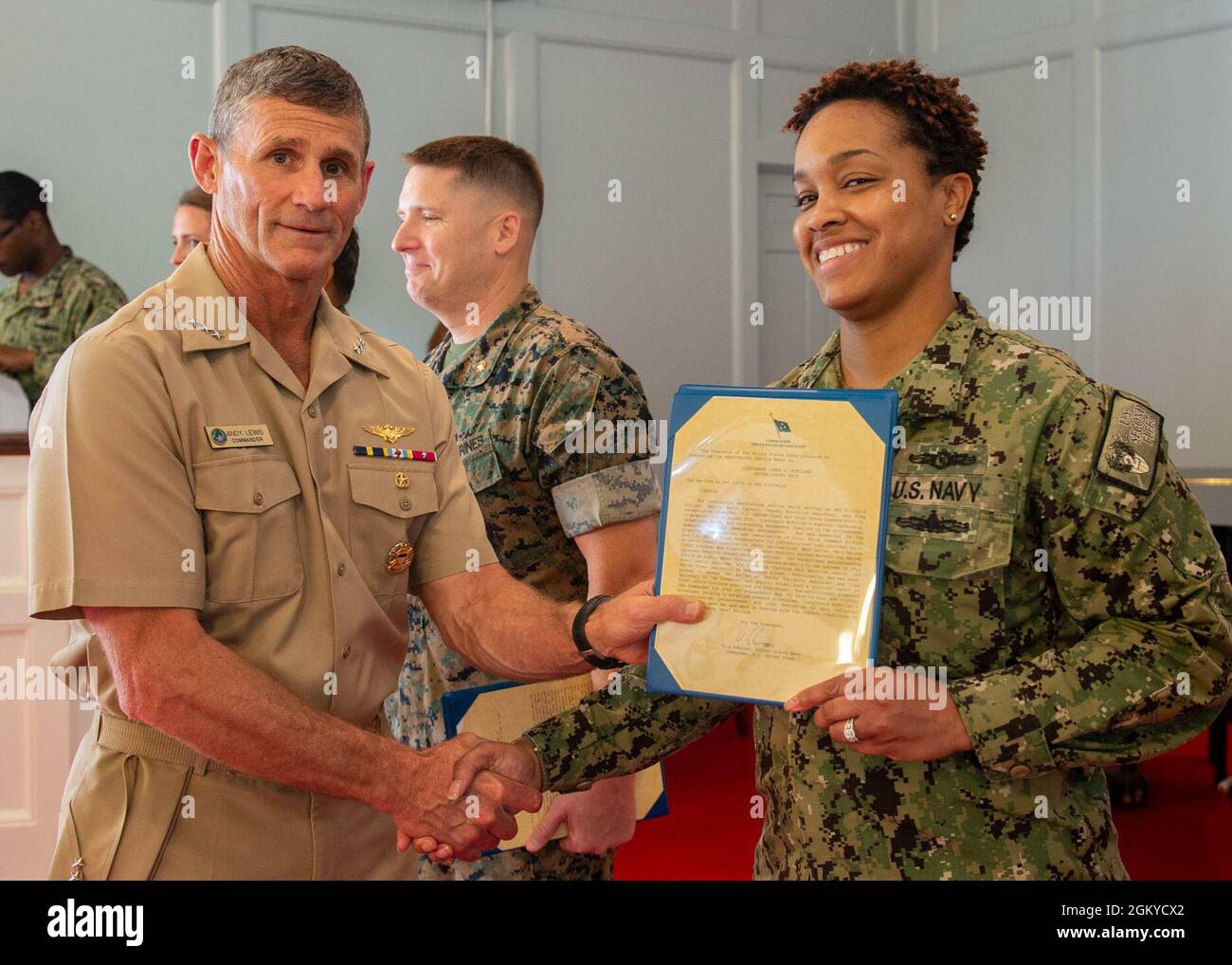 NORFOLK, Va. (28 luglio 2021) il Lt. Linda McMillan riceve una meritorious medaglia di servizio dal Vice ADM. Andrew Lewis, Comandante U.S. 2nd Fleet, durante un Premio ai Quarters, alla Naval Support Activity Hampton Roads Chapel Luglio 28. Foto Stock