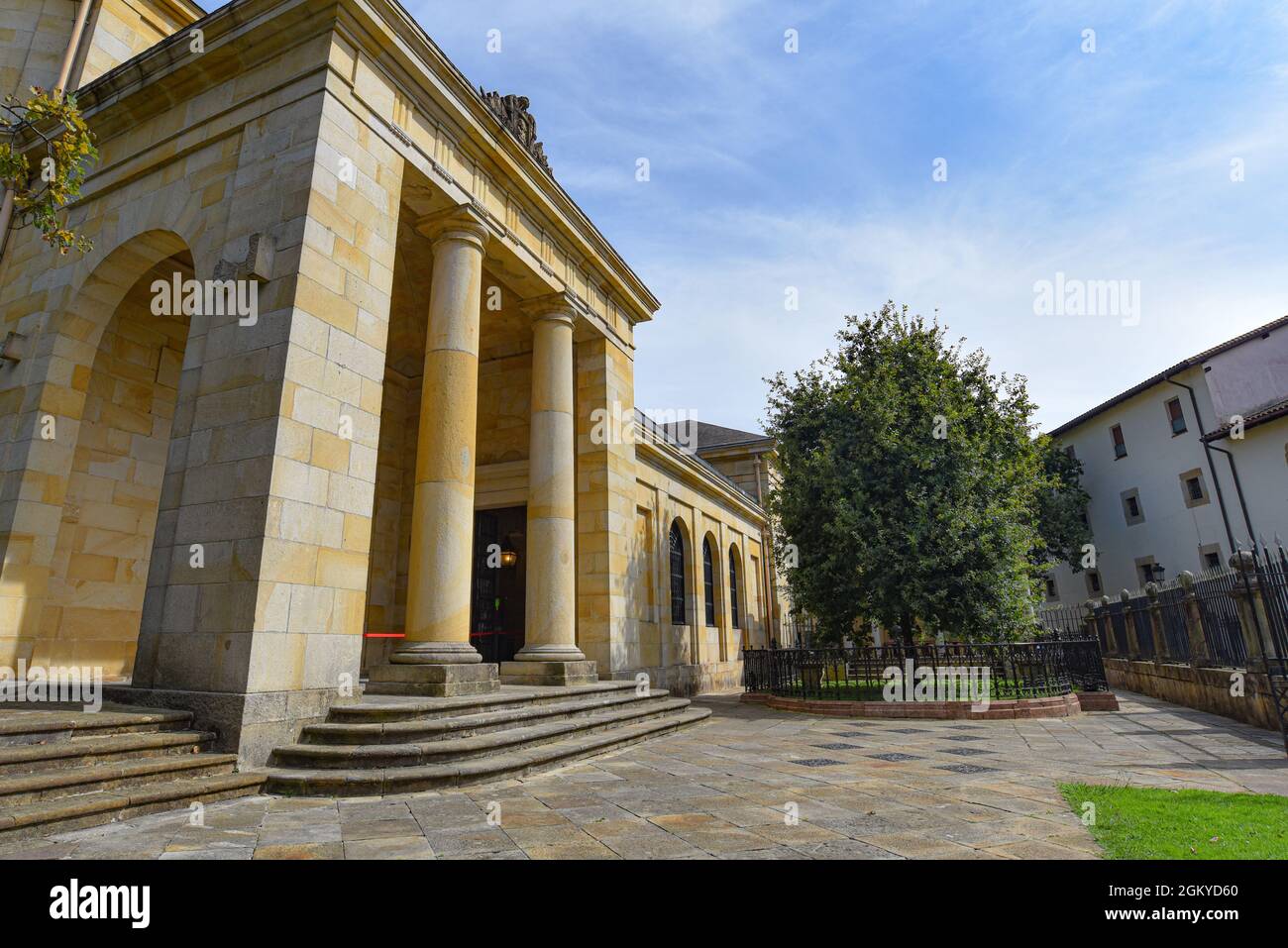 Guernica, Spagna - 10 settembre 2021: L'albero di Guernica fuori dalla Sala dell'Assemblea di Casa de Juntas. Guernica, Paesi Baschi Foto Stock