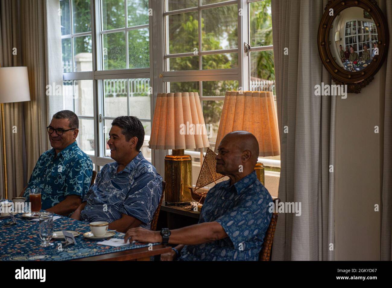 Il presidente della Repubblica di Palau Surangel Whipps Jr., centro, e i membri del suo gabinetto parlano con il generale delle forze aeree statunitensi Ken Wilsbach, comandante delle forze aeree del Pacifico, nella casa dell'ambasciatore statunitense di Palau ad Airia, Palau, 28 luglio 2021. Wilsbach si è recato a Palau per discutere le possibilità di rafforzare ulteriormente il rapporto tra USAF e Palau. Foto Stock