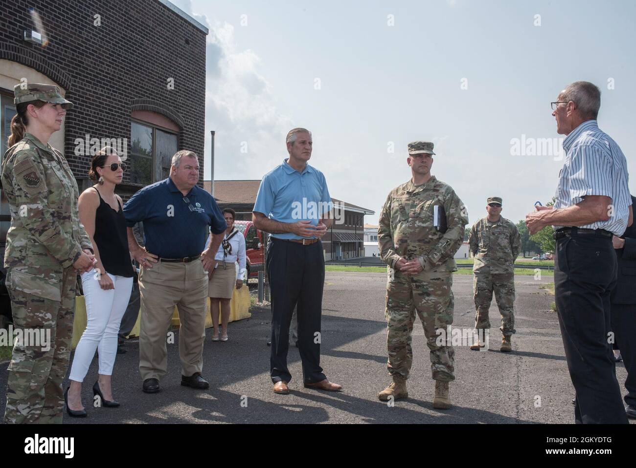 Deane Thomey, 111esimo comandante dell'ala d'attacco della Pennsylvania, visita la base della guardia nazionale dell'aria di Biddle a Horsham, Pennsylvania, con i rappresentanti dello stato di P. Todd Stephens (151st distretto), Todd Polinchock (144th distretto) e Meghan Schroeder (29th distretto) Come parte di un aggiornamento sugli sforzi di installazione per affrontare i problemi di qualità dell’acqua legati all’acqua potabile della base e al deflusso delle acque piovane il 28 luglio 2021. Tutti e tre i rappresentanti hanno visitato il nuovo impianto di trattamento delle acque potabili della base e il suo impianto di trattamento delle acque sotterranee/di superficie, che dovrebbe essere sostituito Foto Stock