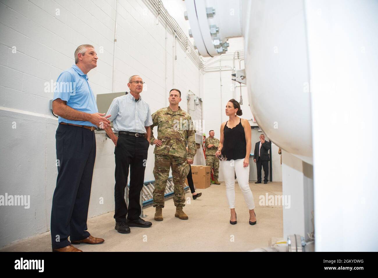 Deane Thomey, 111esimo comandante dell'ala di attacco della Pennsylvania, visita una struttura di trattamento dell'acqua di base con i rappresentanti dello Stato della Pennsylvania per aggiornarli sugli sforzi per affrontare problemi di qualità dell'acqua relativi all'acqua potabile e al deflusso dell'acqua della tempesta sulla base della guardia nazionale dell'aria di Biddle, a Horsham Pennsylvania, Luglio 28, 2021. Ai rappresentanti di Stato Todd Stephens (151° distretto), Todd Polinchock (144° distretto) e Meghan Schroeder (29° distretto) è stato offerto un tour del nuovo impianto per il trattamento dell'acqua potabile e del suo impianto per il trattamento delle acque sotterranee/di superficie, che è Foto Stock