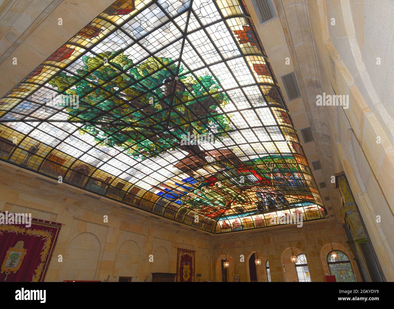 Guernica, Spagna - 11 settembre 2021: Soffitto in vetro colorato dell'albero di Gernika nella Casa dell'Assemblea (Casa de las Juntas), Gernika (Guernica), conte basco Foto Stock