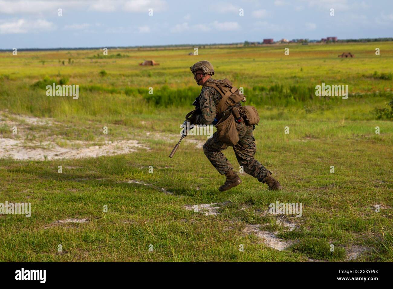 U.S. Marine with 2d Battalion, 6th Marine Regiment, 2d Marine Division, avanzano verso posizioni nemiche simulate durante una serie come parte di una Marine Corps Combat Readiness Evaluation (MCCRE) a Camp Lejeune, N.C., 28 luglio 2021. Un MCCRE è un esercizio progettato per valutare formalmente la disponibilità al combattimento di un'unità e, se ha successo, l'unità raggiungerà lo status di apice ed è considerata pronta per l'occupazione globale. Foto Stock