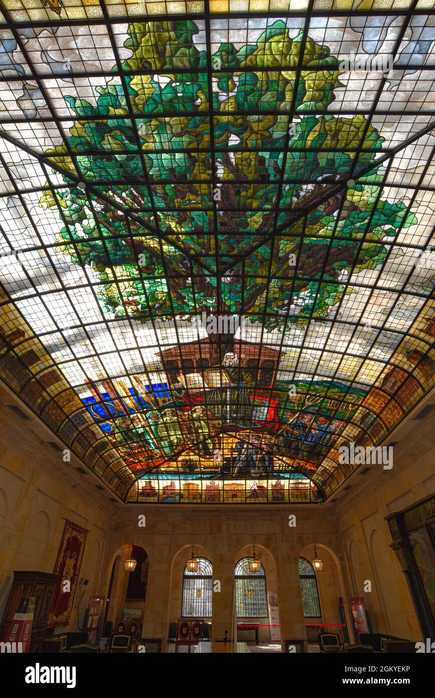 Guernica, Spagna - 11 settembre 2021: Soffitto in vetro colorato dell'albero di Gernika nella Casa dell'Assemblea (Casa de las Juntas), Gernika (Guernica), conte basco Foto Stock