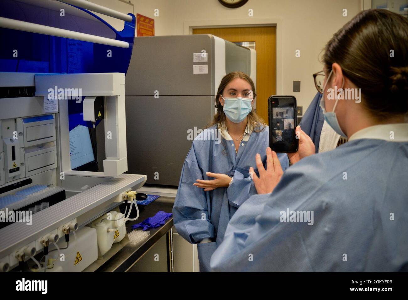 SILVER SPRING, MD. (28 luglio 2021) Gabrielle Blazek, un tecnico di laboratorio, spiega agli interni STEM tramite video (tenuto da LT Schilling di NMRRC), circa la ricezione dei risultati finali dei test nel laboratorio di diagnostica NMRC durante un virtuale Science, Technology, Seminario di intern di ingegneria e matematica (STEM) con studenti della HBCU (storicamente Black Colleges and Universities). NMRC ha ospitato l'ultima settimana del tirocinio di tre settimane, dove gli studenti partecipanti hanno avuto la possibilità di conoscere la virologia, le infezioni delle ferite, le malattie infettive e le varie funzioni di laboratorio e di incontrare gli ufficiali della Nurse Co Foto Stock