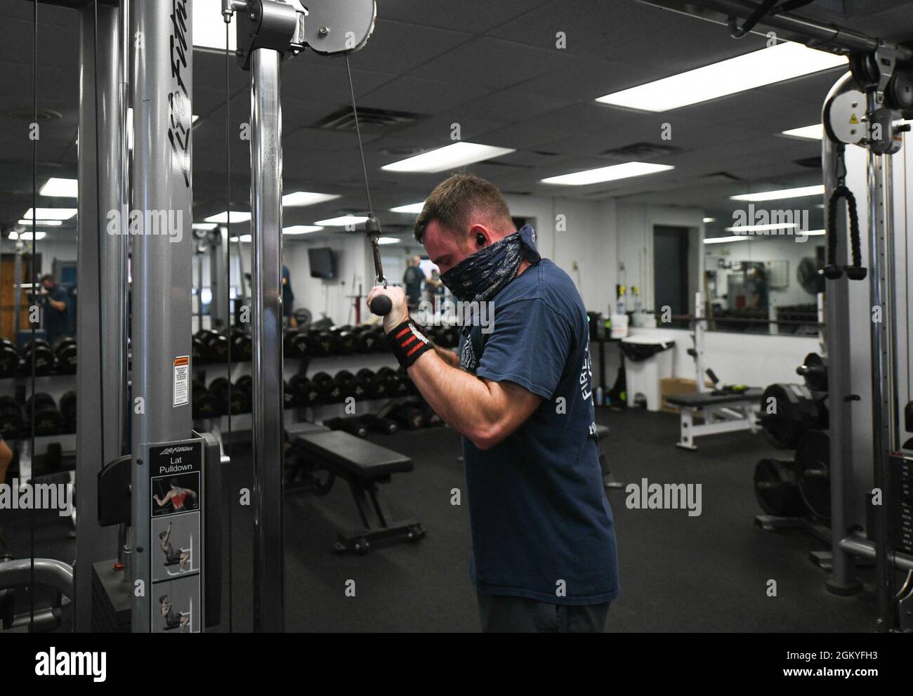 U.S. Air Force Tech. SGT. Joshua Kenney, 325th Civil Engineer Squadron non commissionato ufficiale in carica di formazione, esercizi presso la base aerea di Tyndall, Florida, 28 luglio 2021. Il compito primario di Kenney è quello di sviluppare piani di formazione per i vigili del fuoco junior affinché siano efficaci nel loro lavoro attraverso classi, esercizi e mentorship. Foto Stock