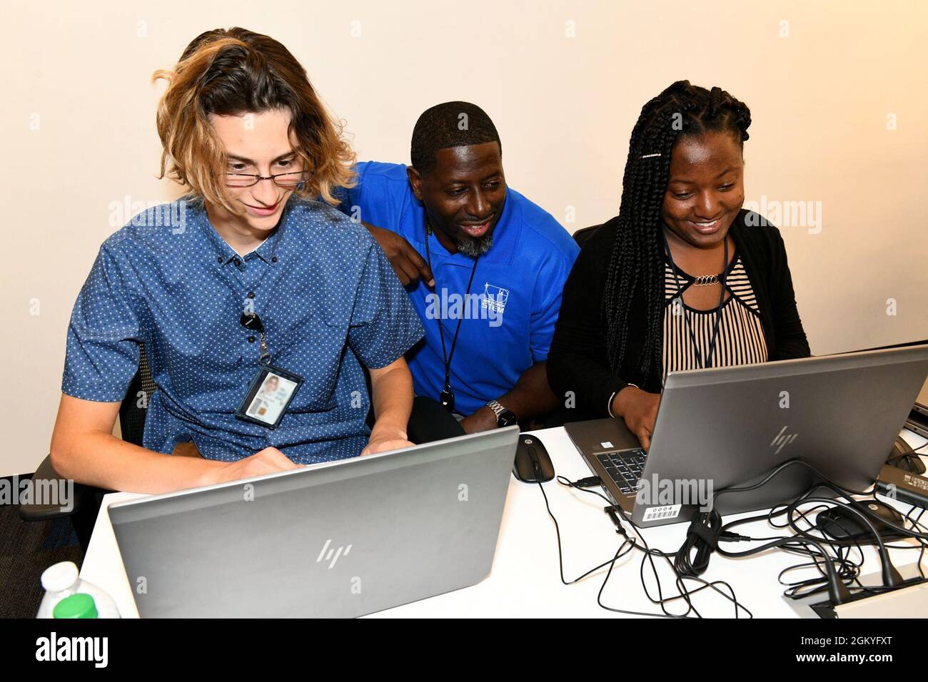 Augustin Dantes Jr., 402nd Software Engineering Group Technical ADVISOR, Center, osserva come interns Alex Willis, Left, e Jayania Young codice di input per una app android che stanno creando al Project Synergy 28 luglio 2021, a Warner Robins, Georgia. La quarantaduesima SWEG, parte del Warner Robins Air Logistics Complex presso la Robins Air Force base, ha collaborato con le scuole superiori della contea di Houston e Bibb per un nuovo programma di stage attraverso Project Synergy. Foto Stock