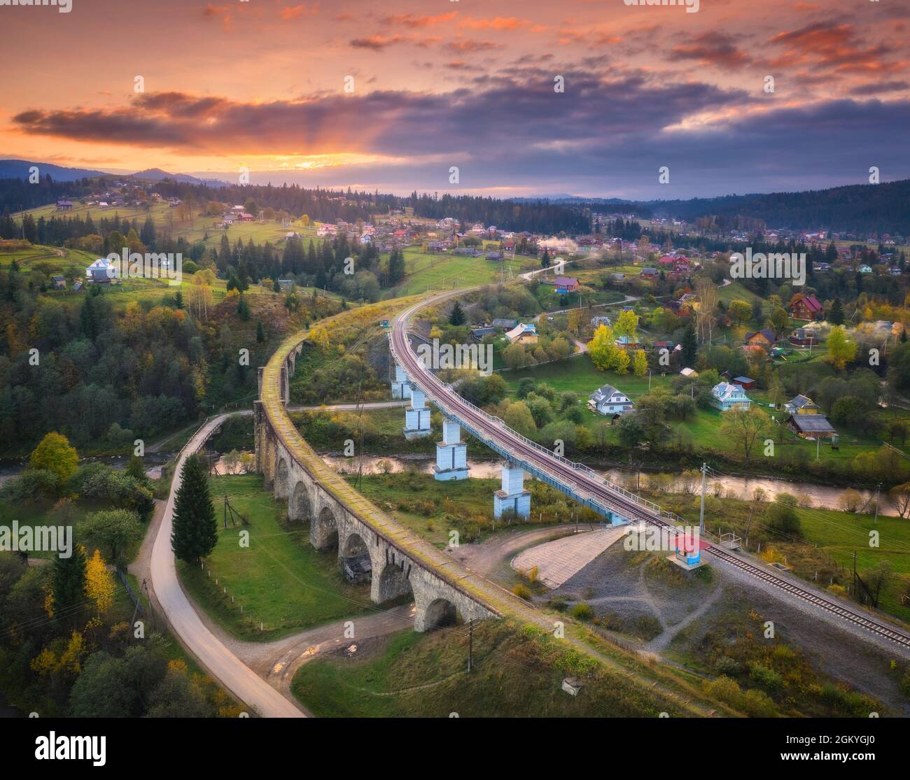 Bellissimo viadotto vecchio al tramonto in carpazi montagne in autunno Foto Stock