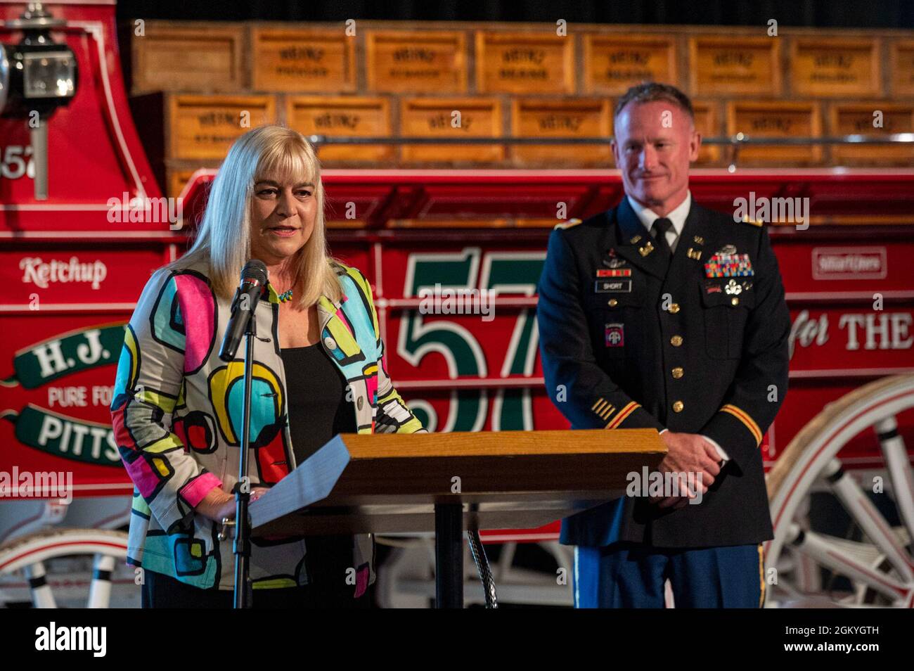 Mary Ann Bucci, direttore esecutivo del porto di Pittsburgh, presenta una lettera al Colon. Andrew Short, comandante uscente del corpo dell'esercito degli Stati Uniti del distretto di Pittsburgh, durante la sua accoglienza al senatore John Heinz History Center, a Pittsburgh, 29 luglio 2021. Foto Stock