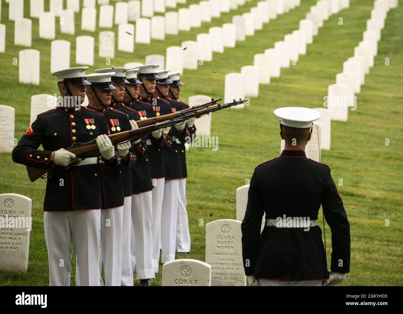 Marines con una Marine Barracks Washington Firing Party condurre un “volley a tre round” durante un funerale di onori per CPL. Gurpreet Singh al cimitero nazionale di Arlington, Arlington, Va., 29 luglio 2021. Il caporale Singh è scomparso mercoledì 22 giugno 2011 dalle ferite ricevute mentre conduceva operazioni di combattimento nella provincia di Helmand, in Afghanistan, a sostegno dell'operazione Enduring Freedom. Singh è nato in India il 28 settembre 1989 ed è venuto in America con la sua famiglia nel 2000. Caporale Singh arruolò il 5 novembre 2007 e servì due dispiegamenti di combattimento. I suoi premi di servizio includono il Purple Hear Foto Stock