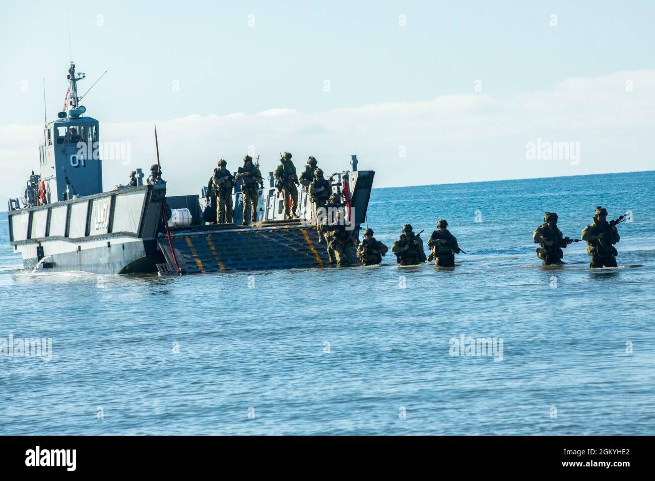 I soldati con l'esercito australiano si sfilano a terra da un'imbarcazione da sbarco da HMAS Canberra durante un attacco in spiaggia, mentre prendono parte all'esercizio Talisman Saber 2021 nel Queensland, Australia, luglio 30. Questa è la nona iterazione di Talisman Sabre, un'esercitazione militare bilaterale su larga scala tra l'Australia e gli Stati Uniti che coinvolge più di 17,000 partecipanti da sette nazioni. Foto Stock