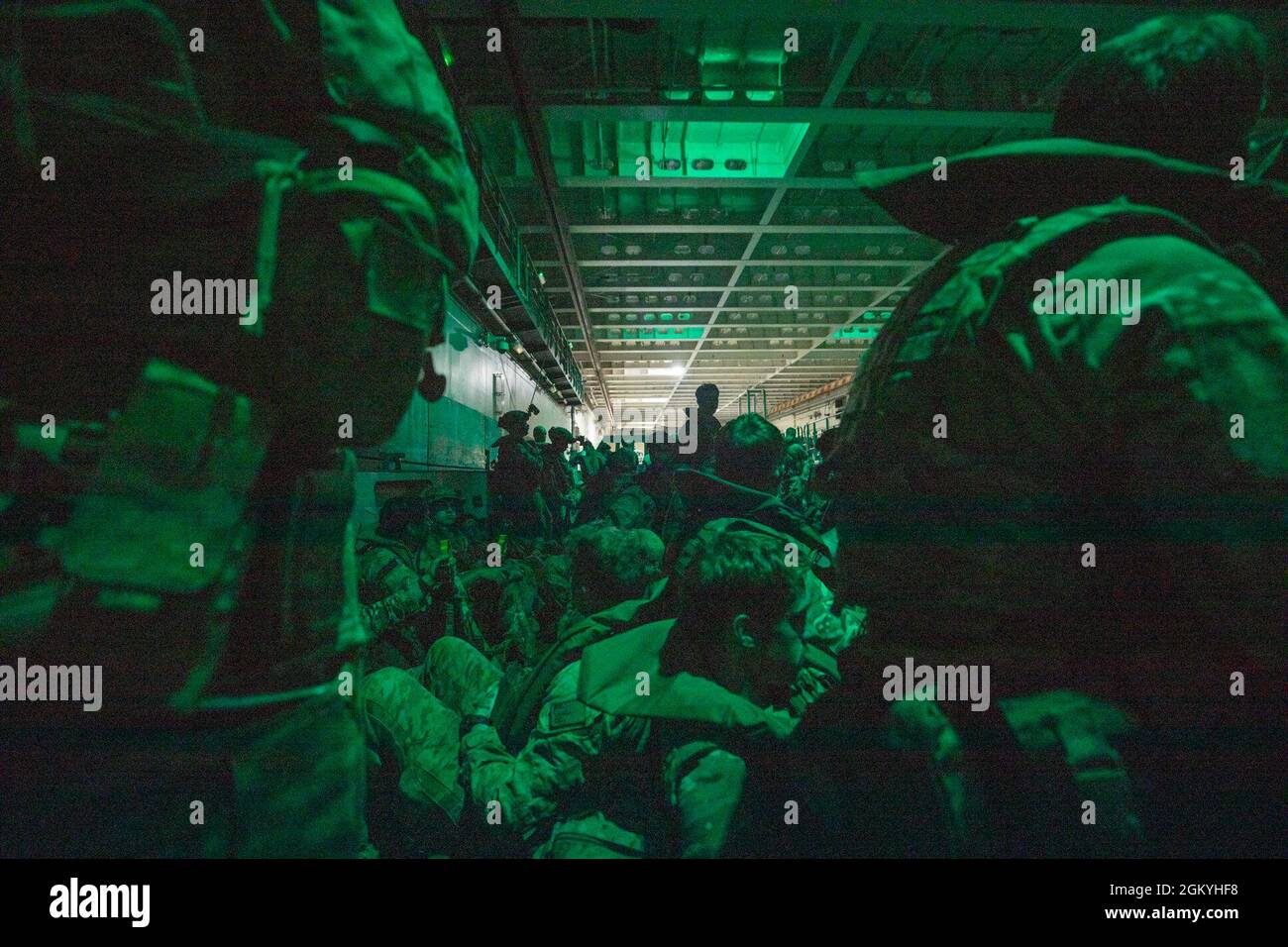 I Royal Marines britannici, con 40 Commando, cavalcano in un'imbarcazione da atterraggio sulla strada per un assalto in spiaggia nel Queensland, Australia, durante l'esercizio Talisman Sabre 2021, luglio 30. Questa è la nona iterazione di Talisman Sabre, un'esercitazione militare bilaterale su larga scala tra l'Australia e gli Stati Uniti che coinvolge più di 17,000 partecipanti da sette nazioni. Foto Stock