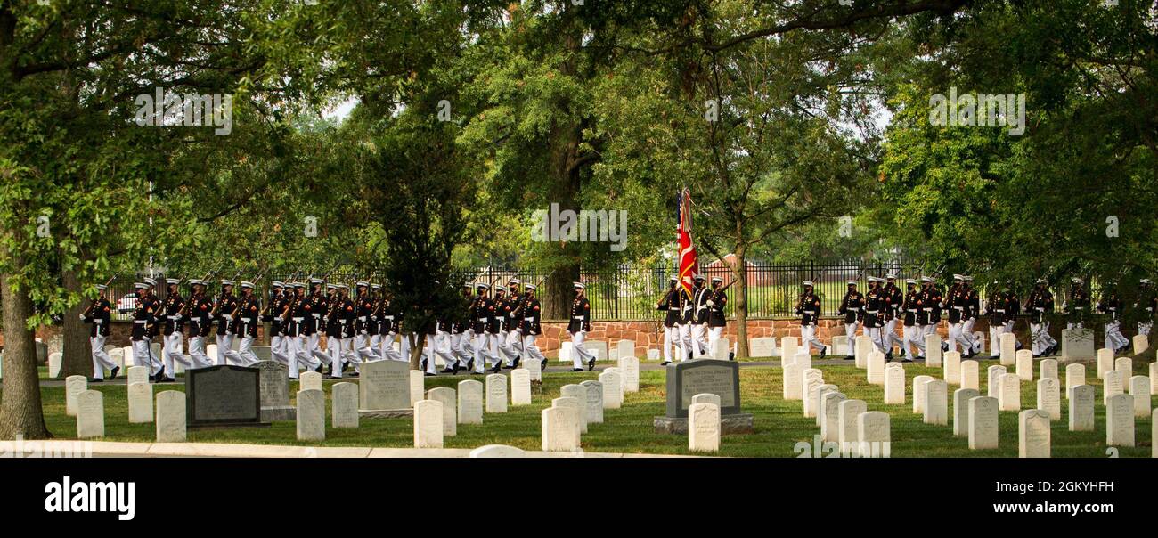 Marines con Marine Barracks Washington, marciano attraverso il cimitero nazionale di Arlington durante un funerale di onorificenze complete per CPL. Gurpreet Singh al cimitero nazionale di Arlington, Arlington, Va., 29 luglio 2021. Il caporale Singh è scomparso mercoledì 22 giugno 2011 dalle ferite ricevute mentre conduceva operazioni di combattimento nella provincia di Helmand, in Afghanistan, a sostegno dell'operazione Enduring Freedom. Singh è nato in India il 28 settembre 1989 ed è venuto in America con la sua famiglia nel 2000. Caporale Singh arruolò il 5 novembre 2007 e servì due dispiegamenti di combattimento. I suoi premi di servizio includono il cuore viola, Foto Stock