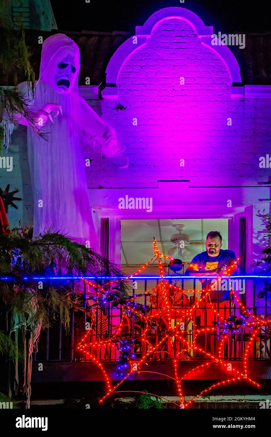 Un uomo si erge da solo su un balcone decorato per Halloween, 10 settembre 2021, a Mobile, Alabama. Foto Stock