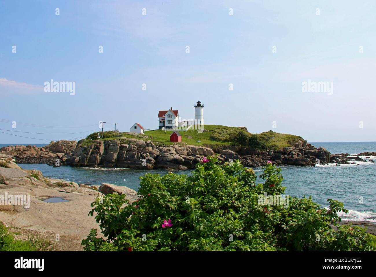Il faro di Nubble a York Maine in una giornata di sole in estate Foto Stock