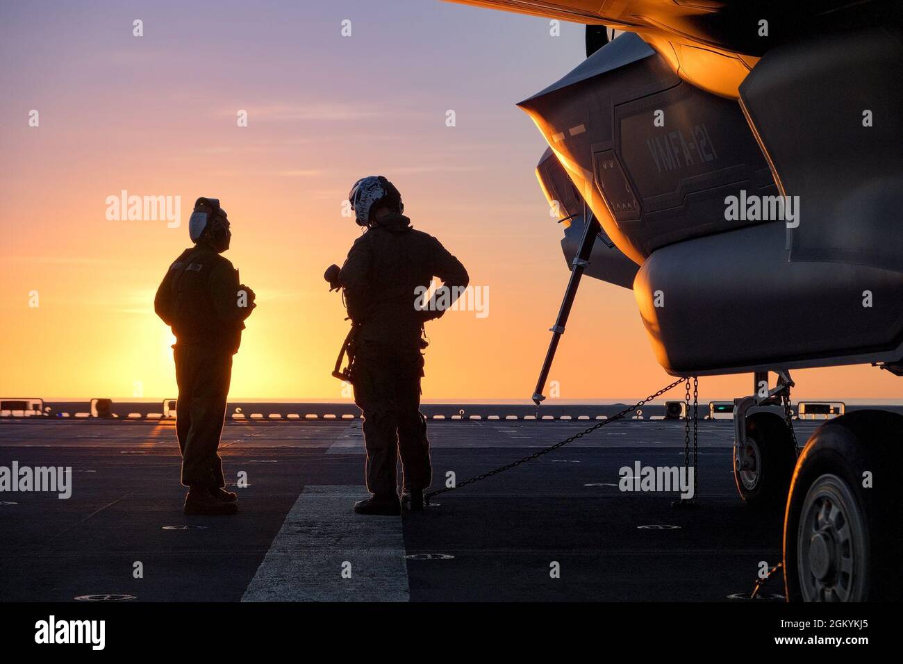 Zachary Everhart e F-35B Aircraft Mechanic Lance CPL. Erik Castillo entrambi assegnati a Marine Fighter Attack Squadron 121, attualmente attaccato a Marine Medium Tiltrotor Squadron 265 (rinforzato), 31st Marine Expeditionary Unit (MEU), preparano per una missione di addestramento notturno a bordo della nave d'assalto anfibia USS America (LHA 6), durante Talisman Saber 21 il 29 luglio 2021. Le capacità di caccia da sciopero di quinta generazione della F-35B offrono ai comandanti più letalità e flessibilità di qualsiasi altra piattaforma aerea. Le forze australiane e statunitensi si combinano ogni due anni per tal Foto Stock