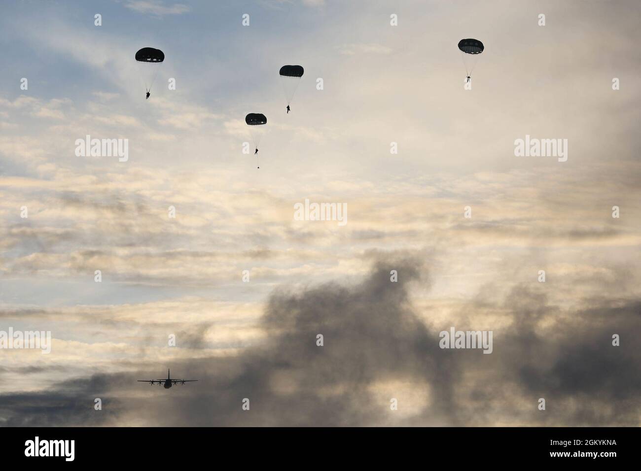 I soldati del 1° Gruppo delle forze speciali e i membri del Gruppo delle forze di autodifesa del suolo giapponese, completano un'operazione congiunta di trasporto aereo sulla base dell'aeronautica Andersen, Guam, 30 luglio 2021. Exercise Forager 21 è progettato per testare e perfezionare le capacità multi-dominio con i nostri alleati nel teatro Indo-Pacific. Foto Stock