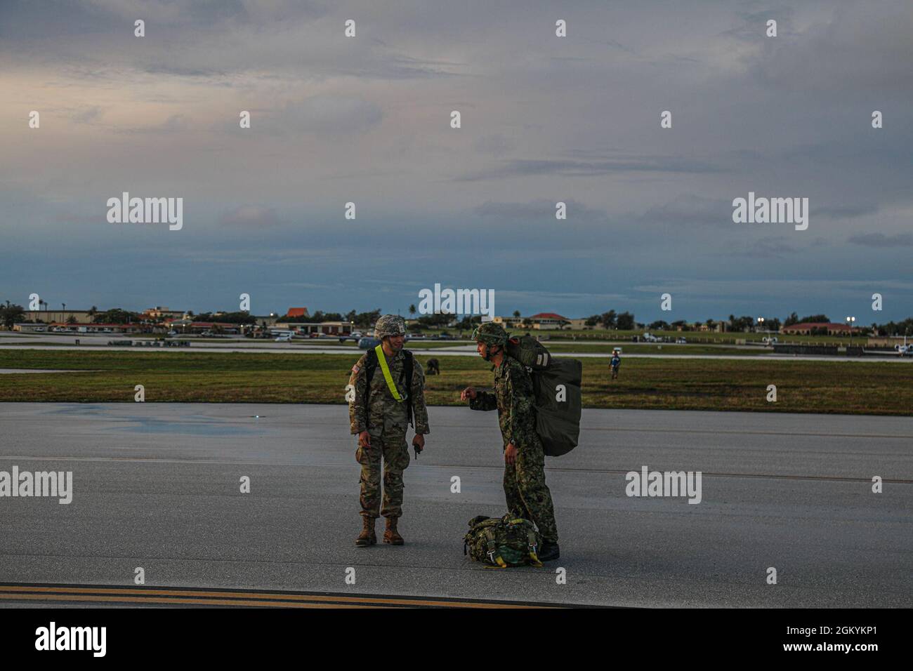 I soldati del 1° Gruppo delle forze speciali e i membri del Gruppo delle forze di autodifesa del suolo giapponese, completano un'operazione congiunta di trasporto aereo sulla base dell'aeronautica Andersen, Guam, 30 luglio 2021. Exercise Forager 21 è progettato per testare e perfezionare le capacità multi-dominio con i nostri alleati nel teatro Indo-Pacific. Foto Stock