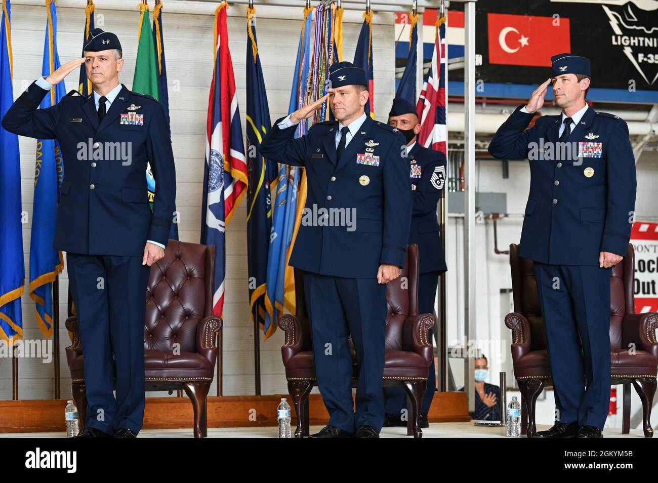 Da sinistra, U.S. Air Force Major. Gen. Craig D. Wills, 19th Air Force Commander, col. Jon S. Wheeler Jr., 33rd Fighter Wing Outgoing Commander, E il Colon. Jack R. Arthaud, 33th FW Comandante, salutano durante il canto dell'inno nazionale durante una cerimonia di cambio di comando alla base dell'aeronautica militare di Eglin, Florida, 30 luglio 2021. Il 33th FW è un'ala di addestramento di volo e manutenzione laureata per il F-35 Lightning II. Foto Stock