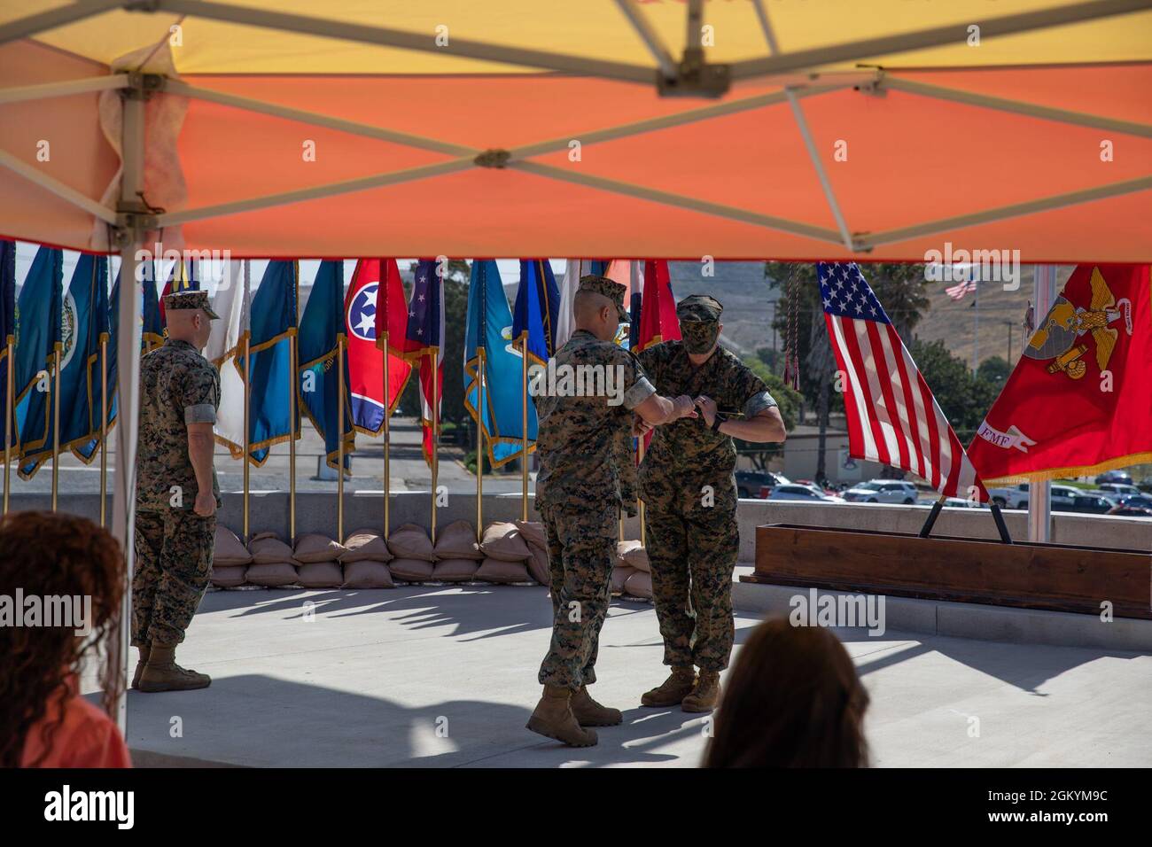 Daniel Skuce, l'ufficiale di comando dell'XI Regiment Marino (11 Marines), 1a Divisione Marina (1 MARDIV), passa a Sgt l'ufficiale non commissionato Sword. Major Jeffrey Vandentop, il maggiore sergente entrante di 11th Marines, 1st MARDIV, durante una cerimonia di rilievo e di appuntamento al campo base del corpo Marino Pendleton, California, 30 luglio 2021. La cerimonia ha trasferito responsabilità, autorità e responsabilità da Sgt. Riso di Major Curtis a Vandentop. Foto Stock