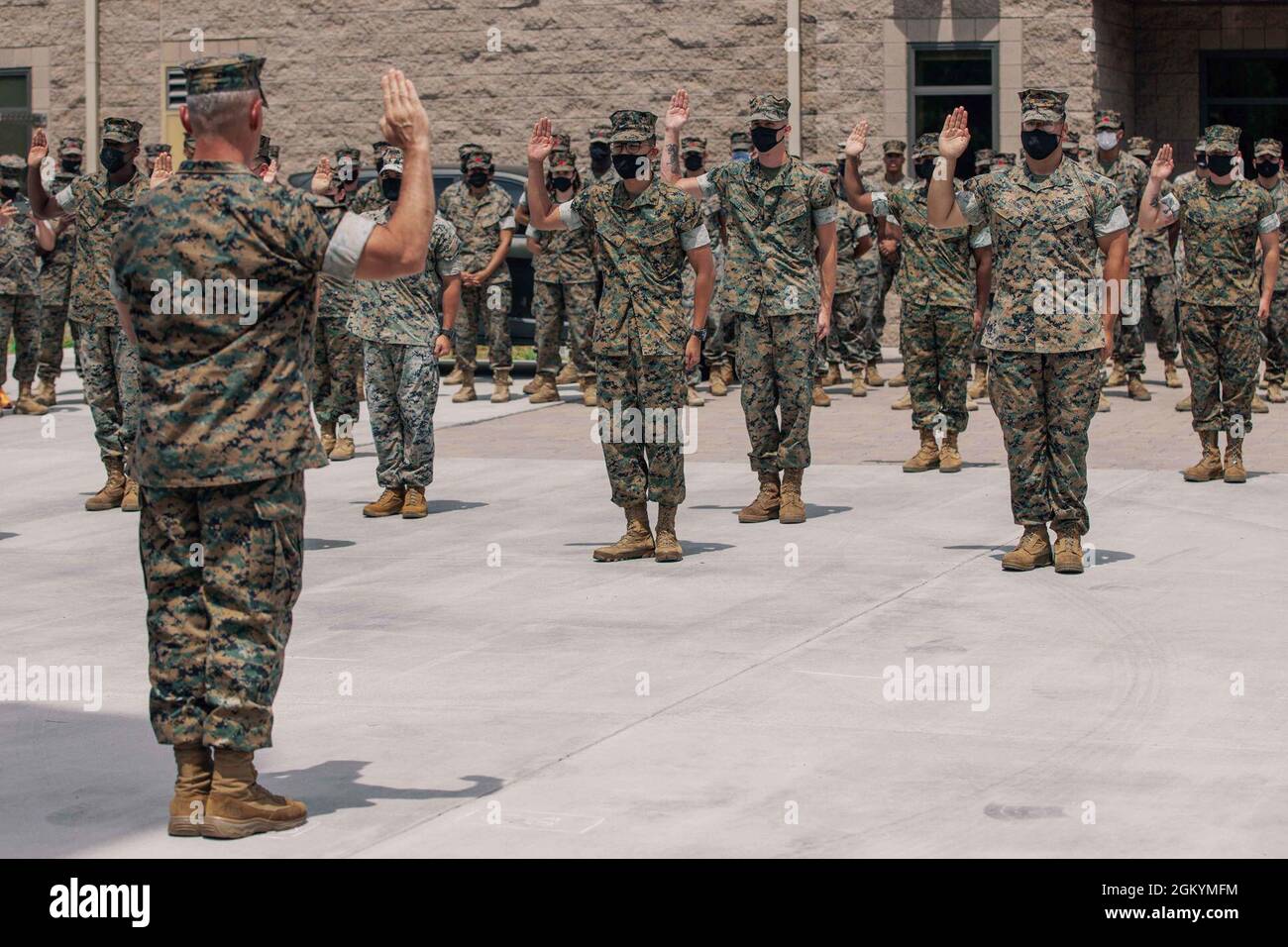 Briga. Il Gen. Phillip N. Frietze, comandante generale del 1° Marine Logistics Group, i Marine Expeditionary Force, front, amministra il giuramento di arruolamento a Marines presso il 1° MLG Headquarters Building, 30 luglio 2021. I migliori e più qualificati Marines dell'anno fiscale 2022 possono riarruolarsi come parte della missione di mantenimento del comando dell'anno fiscale 22. La missione è una campagna in corso per mantenere i Marines migliori e più qualificati al fine di sostenere il nostro corpo Marino. Foto Stock