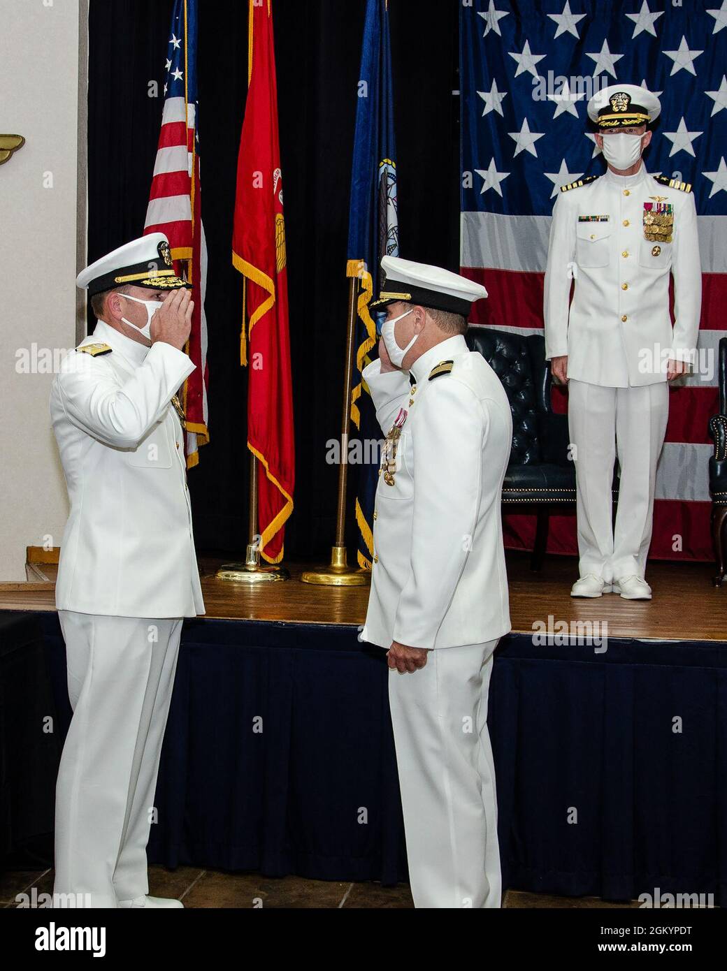 Il Capt Brett ‘Ned’ Lassen (a destra) chiede l’autorizzazione a ‘andare a terra’ dal Capo dell’ADM posteriore per l’addestramento aereo navale. Robert Westendorff dopo che Lassen ha ceduto il comando di addestramento Air Wing 2 al Capt. Raymond ‘Pancho’ Barnes in una cerimonia di luglio 30 alla base aerea navale di Kingsville, Texas. Lassen aveva comandato l'ala dal giugno 2019. Foto Stock