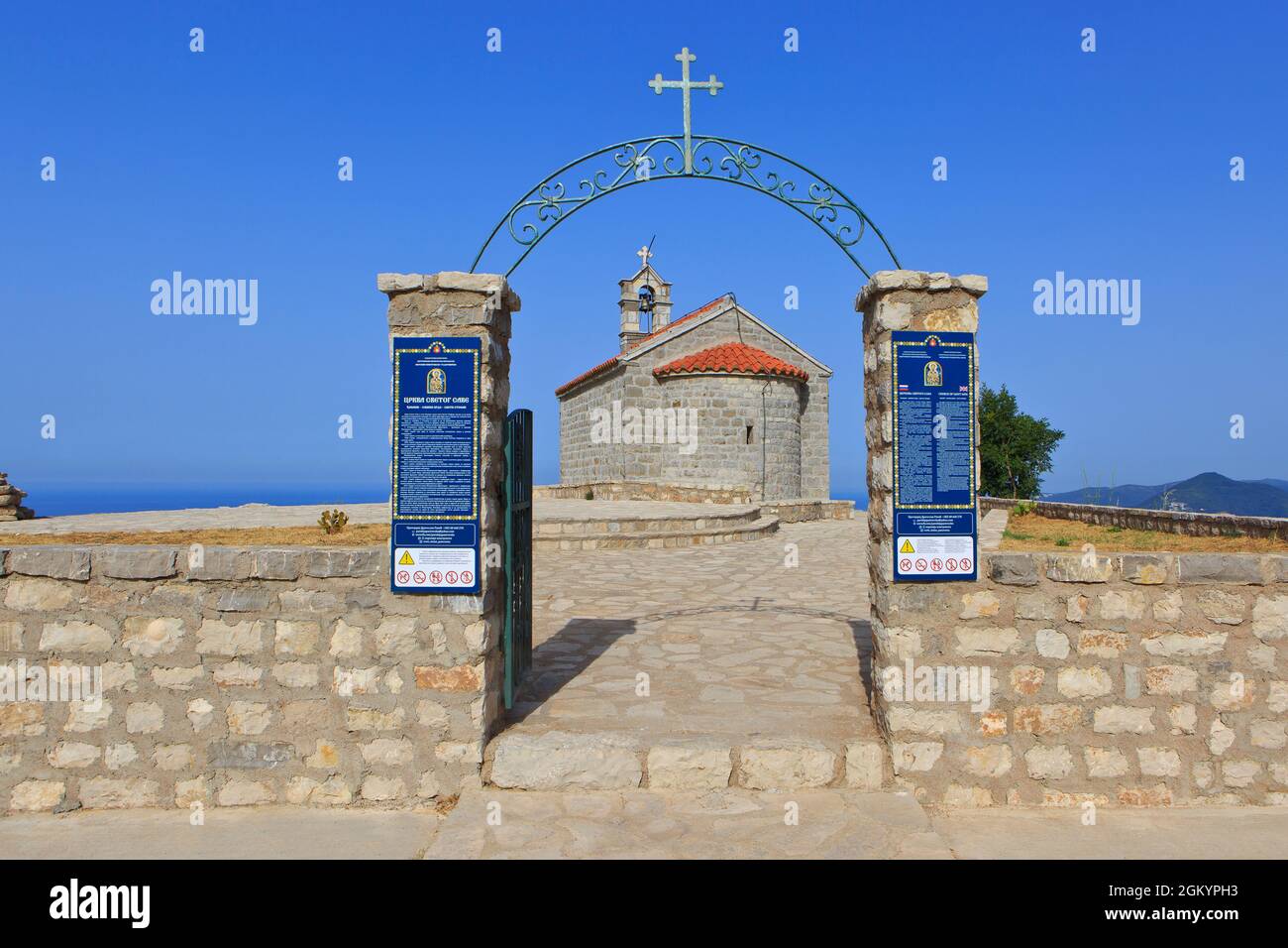 La Chiesa ortodossa serba di Santa Sava a Sveti Stefan, Montenegro Foto Stock